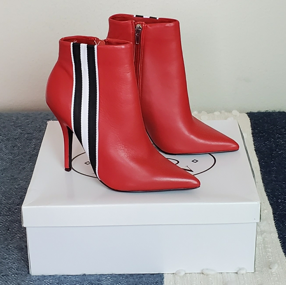 🆕️ STEVE MADDEN KNOCK RED BOOTIES - Picture 1 of 8